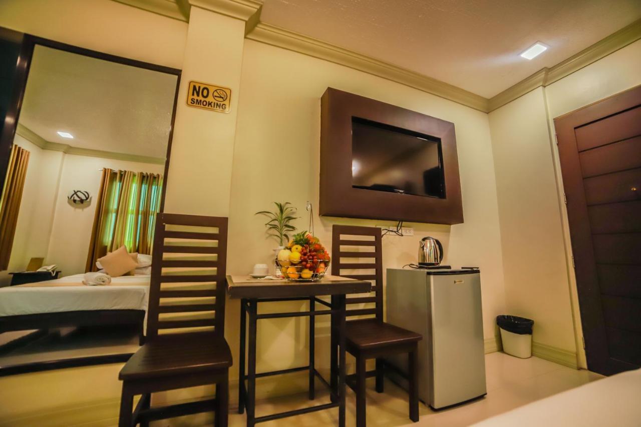 Villa Esmeralda Bryan'S Resort Hotel And Restaurant Palayan City Exterior foto